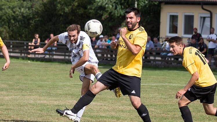 Haigs Bastian B&auml;r (wei&szlig;es Trikot) versucht sein Gl&uuml;ck mit einem Distanzschuss.  Fotos: Heinrich Wei&szlig;