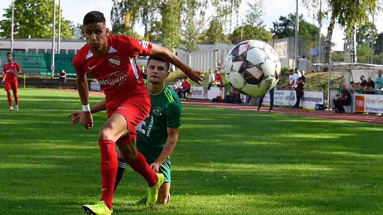 Der Erlanger Adem Daoud (links) kommt vor dem Ammerthaler Florian Hausner an den Ball. Der ATSVler hatte das 1:1 von Tarik Sormaz aufgelegt. Foto: Sportfoto Zink