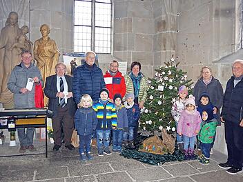 Auch heuer schmückten Kinder der Rosenberg-Kita den Christbaum in der St.-Anna-Kapelle. Gemeinsam mit den Hauptorganisatoren Werner Müller (Dritter von links), Lukas Löffler (Vierter von links), Siegfried Schneider (rechts) sowie (von links) KEB-Geschäftsführer Stephan Renczes und KEB-Vorsitzender Heinz Hausmann laden sie zum Krippen-Spaziergang ein.