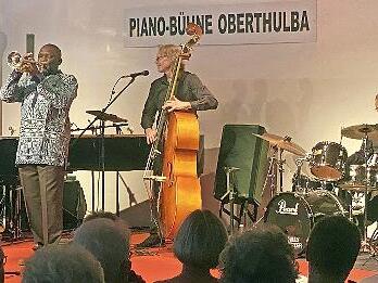 Terrence Ngassa und Band auf der Piano-Bühne