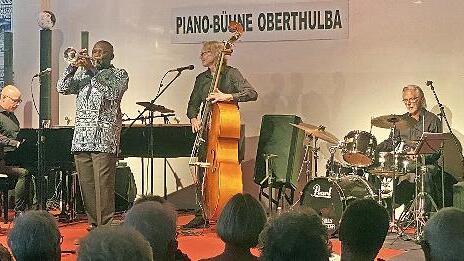 Terrence Ngassa und Band auf der Piano-Bühne