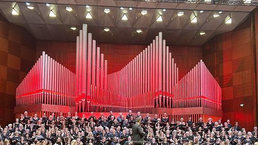 Projektchor und Orchester in der Meistersingerhalle.