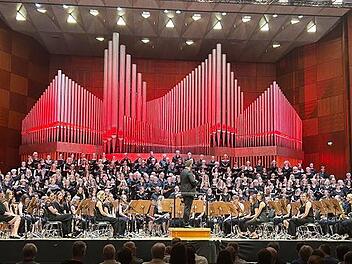 Projektchor und Orchester in der Meistersingerhalle.
