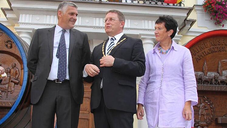 Begrüßung auf der Rathaustreppe: Gerold Stagl wird von Oberbürgermeister Henry Schramm und der SPD-Landtagsabgeordneten Inge Aures willkommen geheißen