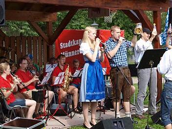 Bei einem bayerischen Frühschoppen absolvierte die Münnerstädter Stadtkapelle ihren letzten Auftritt vor der Sommerpause. Foto: Stadtkapelle
