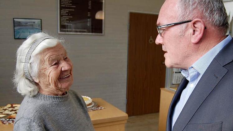 Ehrengast Anna Eschenbacher (87) im Gespräch mit Bürgermeister Thomas Leiner Foto: Sigismund von Dobschütz