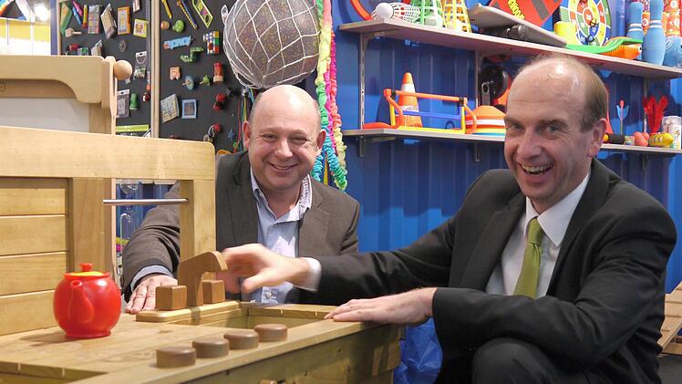 Landkreis-Wirtschaftsförderer Martin Schmit und "Eduplay"-Geschäftsführer Holger Durst (links).  Foto: Berthold Köhler