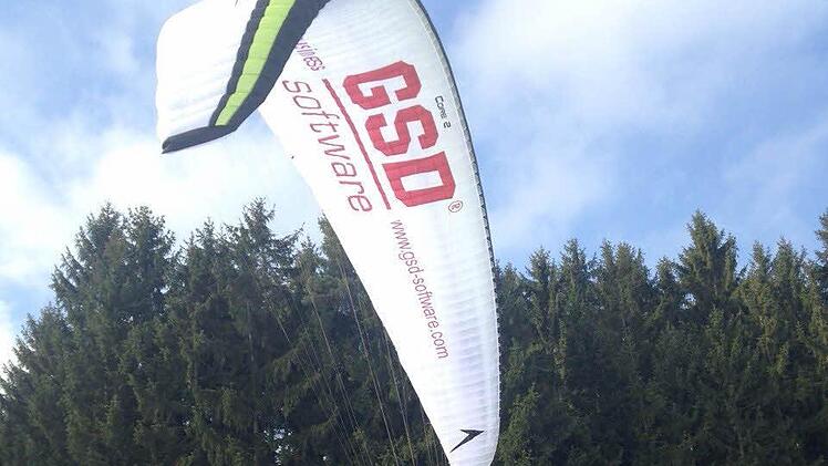 Eine Sicherheitsausrüstung ist für die Flieger vorgeschrieben. Auch Jan-Philip Rebhan hat sie bei diesem Flug dabei. Foto: privat