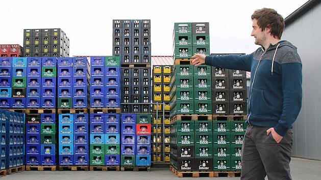 Max Göller zeigt, wo bald das größte Fanfest im Kreis Haßberge stattfinden wird: Neben der Vollguthalle der Brauerei Göller. Foto: Ronald Hecfk