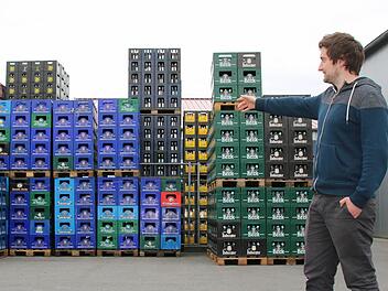 Max Göller zeigt, wo bald das größte Fanfest im Kreis Haßberge stattfinden wird: Neben der Vollguthalle der Brauerei Göller. Foto: Ronald Hecfk