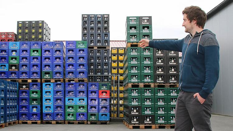 Max Göller zeigt, wo bald das größte Fanfest im Kreis Haßberge stattfinden wird: Neben der Vollguthalle der Brauerei Göller. Foto: Ronald Hecfk