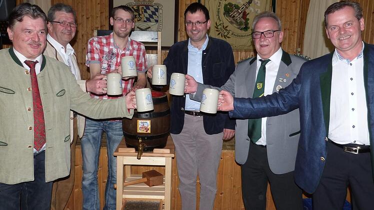 Bockbieranstich - von links: Landrat Klaus Peter Söllner, 2. Bürgermeister Franz Schrepfer, Mario Münch, MdL Martin Schöffel, Schützenmeister Reinhard Kraus und Braumeister Jürgen Schübel-Münch mit "Leonhardor". Foto: Werner Reißaus