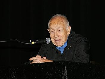 Eine Autorenlesung ganz ohne Lesen gestaltete Heiner Geißler beim Literaturfestival in Haßfurt. Mit seinem Thema "Was müsste Luther heute sagen?" fesselte er sein Publikum. Foto: Sabine Weinbeer