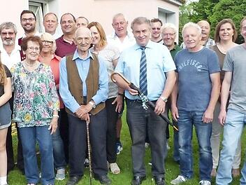 Der 85-jährige Jubilar Leander Stöcker (vorne Bildmitte) zusammen mit seiner Ehefrau Babette (links daneben) und Bürgermeister Siegfried Beyer (rechts daneben) mit Familie und Gratulantenschar. Foto: Klaus-Peter Wulf