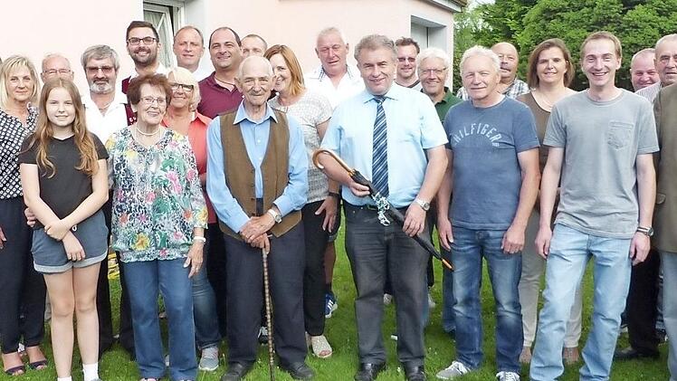 Der 85-jährige Jubilar Leander Stöcker (vorne Bildmitte) zusammen mit seiner Ehefrau Babette (links daneben) und Bürgermeister Siegfried Beyer (rechts daneben) mit Familie und Gratulantenschar. Foto: Klaus-Peter Wulf