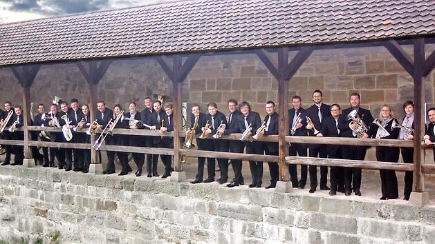 Die Brass Band Bamberg (hier beim Gruppenbild auf der Altenburg) freut sich auf ihren Auftritt im E.T.A.-Hoffmann-Theater. Foto: p