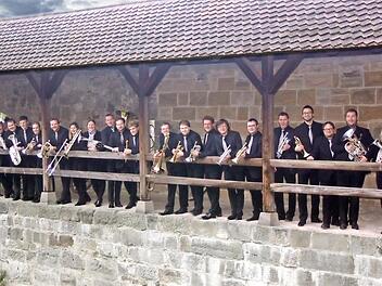 Die Brass Band Bamberg (hier beim Gruppenbild auf der Altenburg) freut sich auf ihren Auftritt im E.T.A.-Hoffmann-Theater. Foto: p