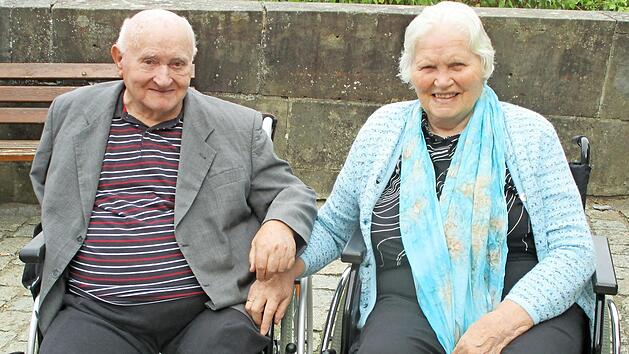 Das Bild zeigt das Jubelpaar Philipp und Margareta Dumproff, die in Kutzenberg das Fest der eisernen Hochzeit feierten. Foto: Hans Zapf