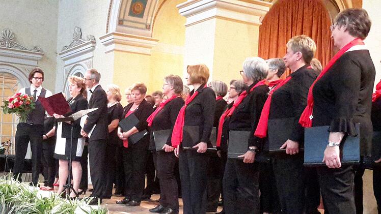 Praktisch ein Heimspiel hatte der Gesangverein "Frohsinn" Riedenberg im Staatsbad. Kulturbüroleiter Jan Marberg und Bürgermeisterin Brigitte Meyerdierks bedankten sich bei Leiter Erhard Schumm und den Akteuren.Foto: Rolf Pralle