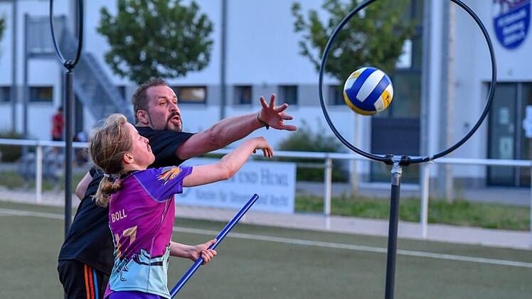 Der erste Erfolg:   Sportredakteur  Torsten Ernstberger setzt sich gegen Lucia Boll von den Bamberger Kelpies durch und erzielt sein erstes Quidditch-Tor.   Fotos: Ronald Rinklef