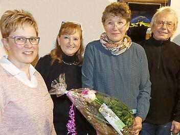 Annerose Schmidt (Zweite von rechts) wurde für 50 Jahre Singen im Chor geehrt. Es gratulierten (von links) Antje Hanft, Gabi Schäffner-Krumm und Leopold Schindler. Foto: Karin Günther