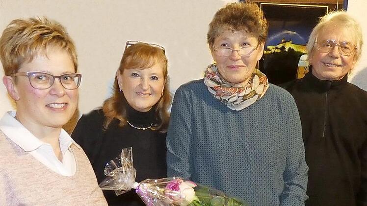 Annerose Schmidt (Zweite von rechts) wurde für 50 Jahre Singen im Chor geehrt. Es gratulierten (von links) Antje Hanft, Gabi Schäffner-Krumm und Leopold Schindler. Foto: Karin Günther
