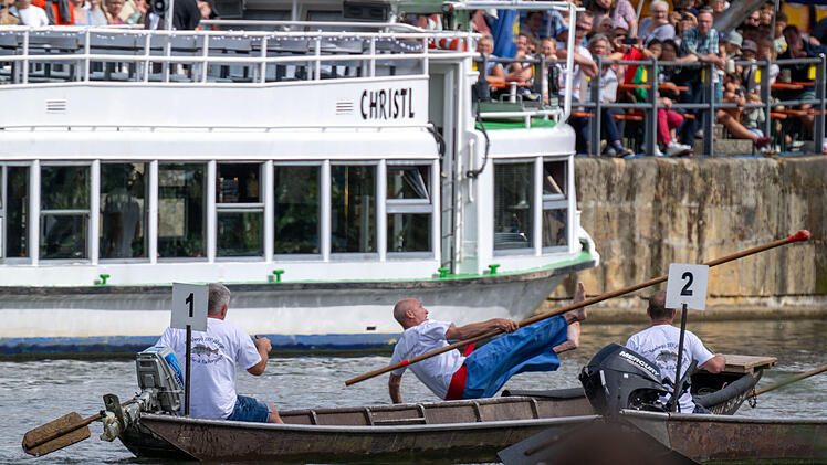Fischerstechen auf der Regnitz bei der 74. Bamberger Sandkerwa