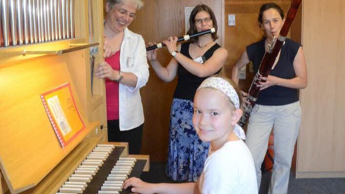 Die neunjährige Victoria Schirmer zeigt, dass sie sehr gut mit der neu entwickelten und gebauten Pedalkonstruktion spielen kann. Mit im Bild (von links) die Musiklehrerinnen Katharina Pfretzschner, Ulrike Hünefeld (mit historischer Querflöte) und Angelica Zingerle (Kinder-Fagott). Foto: K.-H. Hofmann