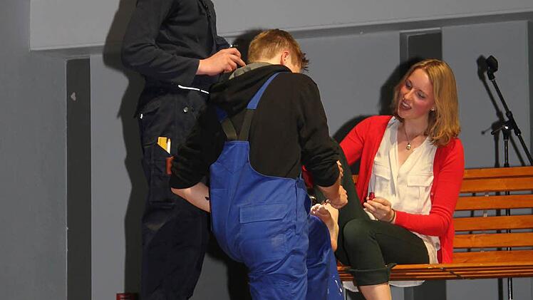 Selbst die Umbaupausen machten Spaß: die Schüler hatten sich kleine Gags zur Bereicherung des Konzertes ausgedacht - mal lackierten die Bühnenarbeit einer Schönen die Fußnägel, mal wurde ein Geiger von der Bühne getragen und sogar eine Schlägerei gab es als Showeinlage