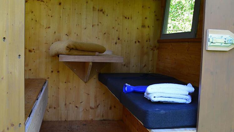 Urig: Blick in einen kleinen Schäferkarren. Die Übernachtungsmöglichkeiten im Schäferwagen-Hotel werden unterschiedlich groß sein.