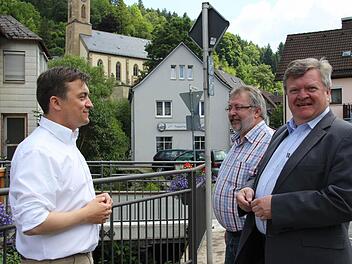 Jens Korn, Eberhard Braunersreuther und Erich Mähringen (von links) sprechen über die nötigen Veränderungen zwischen Marktplatz und Kirche in Wallenfels.  Foto: Friedwald Schedel