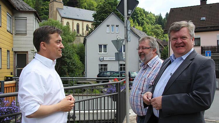 Jens Korn, Eberhard Braunersreuther und Erich Mähringen (von links) sprechen über die nötigen Veränderungen zwischen Marktplatz und Kirche in Wallenfels.  Foto: Friedwald Schedel