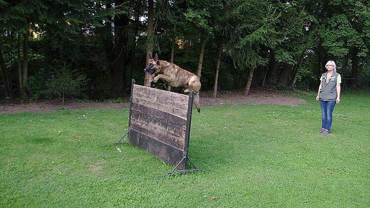 Kathy Förtsch und ihre Hündin Fly  Foto: Heike Schülein