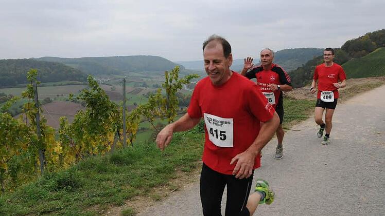 Gut gelaunt durch die Weinberge: Diesen Dreierpack auf der Strecke bilden (von links) Gerhard Fella (TV/DJK Hammelburg), Martin Wetterich (FC Rottershausen) und Uwe Barnofsky (Sparkasse Bad Kissingen), die alle in den Top Ten landeten. Foto: sp