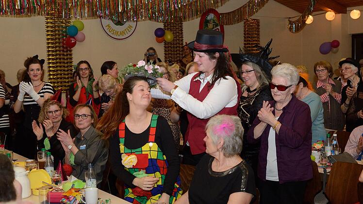 Die Strahlende Eva Mirbach bekommt von Sabine Friederich den Hut des zweiten B&uuml;rgermeisters aufgesetzt.  Foto: Bernd Sachs