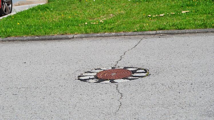 Schon länger besteht ein Riss im Asphalt im "Hohen Weg". Anwohner forderten nun schriftlich dessen Beseitigung um weitere Folgeschäden zu verhindern. Foto: Evelyn Schneider