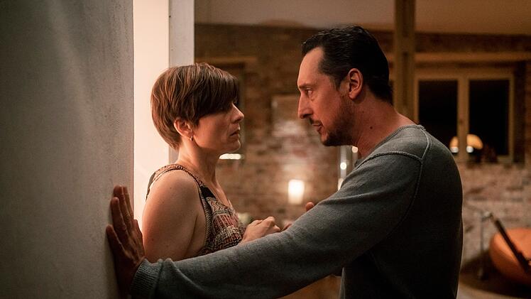 Nathalie Kissel (Christina Hecke) mit ihrem Ex-Ehemann Michael Sobotta (Hans Löw): Das Paar konnte die Verzweiflung über das Verschwinden seiner Tochter Zoé nicht verkraften.