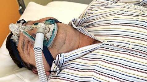 Sieht unbequemer aus, als es ist: Jeden Abend geht Reinhard Beetz mit dieser Ausrüstung zu Bett. An das Schlafen mit der Mund- und Nasenmaske hat sich schnell gewöhnt.