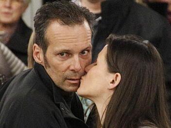 Christiane Meyer freut sich über ein Zwischenergebnis bei der Auszählung. Ihr Ehemann dagegen ist noch skeptisch.  Foto: Josef Hofbauer