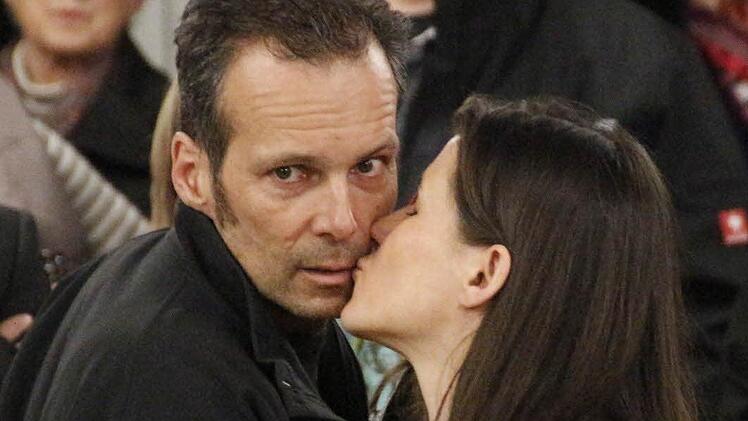 Christiane Meyer freut sich über ein Zwischenergebnis bei der Auszählung. Ihr Ehemann dagegen ist noch skeptisch.  Foto: Josef Hofbauer