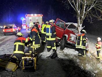 Am Mittwochabend ereignete sich bei dichtem Schneetreiben und eisglatter Strasse ein schwerer Verkehrsunfall im Landkreis Hof. Foto: News5 / Fricke