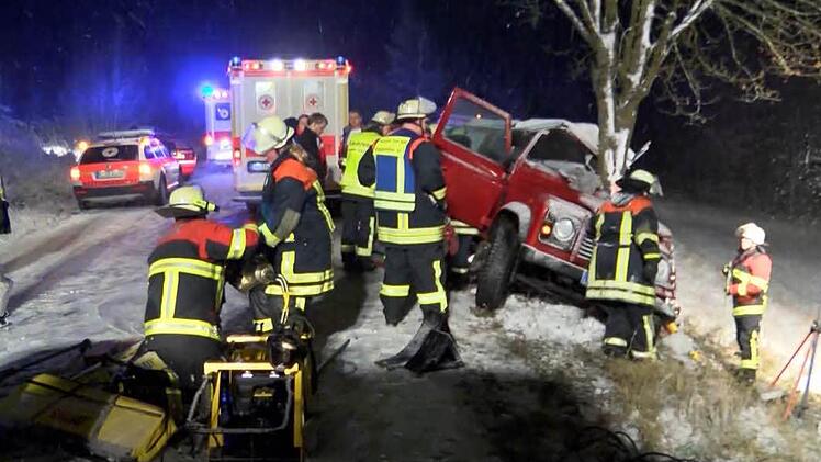 Am Mittwochabend ereignete sich bei dichtem Schneetreiben und eisglatter Strasse ein schwerer Verkehrsunfall im Landkreis Hof. Foto: News5 / Fricke