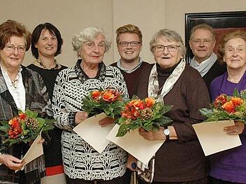 Ehrungen für jahrzehntelange Treue zur Frauenunion-Coburg Stadt (von links): MdB Hans Michelbach, Renate Fischer, Vorsitzende Annemarie Keul-Weber, Gerda Hofmann, Maximilian Forkel, Kriemhild Liebermann, Jürgen Oehm, Edith Spiess, Zweite Bürgermeisterin Birgit Weber Foto: em