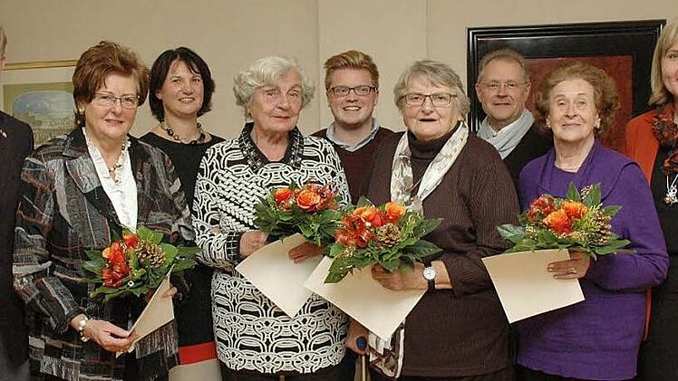 Ehrungen für jahrzehntelange Treue zur Frauenunion-Coburg Stadt (von links): MdB Hans Michelbach, Renate Fischer, Vorsitzende Annemarie Keul-Weber, Gerda Hofmann, Maximilian Forkel, Kriemhild Liebermann, Jürgen Oehm, Edith Spiess, Zweite Bürgermeisterin Birgit Weber Foto: em