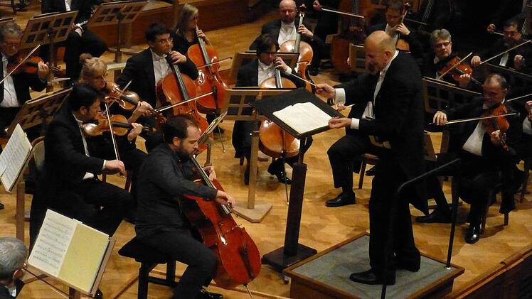 Gerd Schaller leitete das Abschlusskonzert mit dem Radiosinfonieorchester Prag und Solist Petr Nouzovský. Foto: Thomas Ahnert