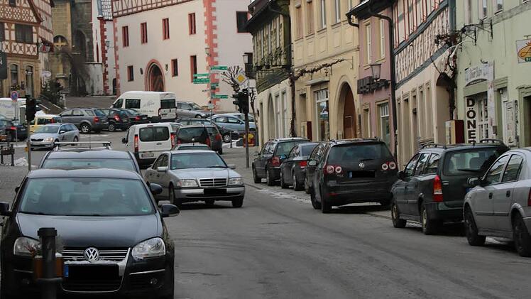 Die Hauptstraße in Zeil. Rechts parken sechs Autos, nur zwei davon stehen auf ausgewiesenen Parkplätzen. Da ist der Raum eng für durchfahrende Fahrzeuge. Die Stadt will damit aufräumen. Fotos: Ronald Heck