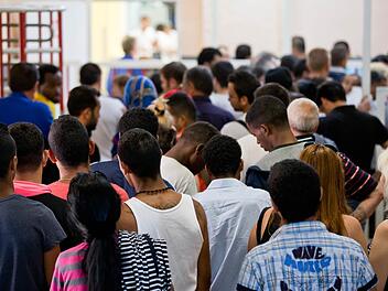 Für Flüchtlinge, die in Deutschland ankommen, geht es zunächst einmal in eine Erstaufnahmeeinrichtung wie auf unserem Bild in Zirndorf. Diejenigen, die anerkannt werden, brauchen dann bezahlbaren Wohnraum, der derzeit überall Mangelware ist. Foto: Archiv/Daniel Karmann, dpa