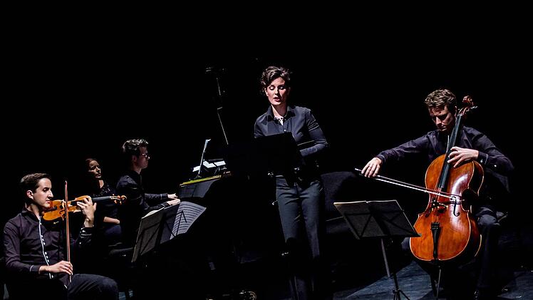 "Klanggrenzen": Martin Emmerich, Fabian Wankmüller, Anna Gütter und Heiner Reich (von links) gestalteten das Auftaktkonzert in der Reithalle. Foto: Jochen Berger