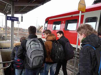 Der Bahnhof Neuenmarkt-Wirsberg wird bald barrierefrei. Vertreter der DB Station & Service haben die Vorplanung für die Erneuerung der Bahnsteige und der Rampen kürzlich im Rathaus vorgestellt. Der Baubeginn ist für Februar2019 vorgesehen.  Foto: Werner Reißaus