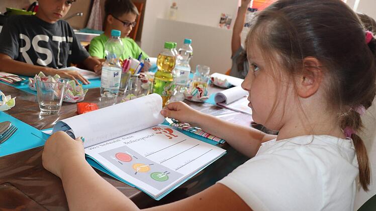 In Melindas Kurs-Mappe steht, wie man das Besteck richtig auf den Teller legt, wenn man satt ist.Foto: Katrin Geyer